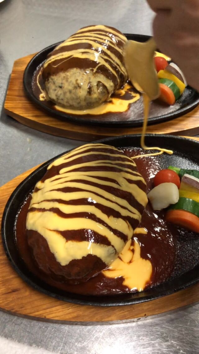 本日も快晴☀️実にハンバーグ日和ですね😋
【デミ＆チーズソース🫕チリ＆チーズソース🧀】
最高のハンバーグ屋目指して今日も頑張ります💪

#リトルリンダ#ハンバーグ#小さなハンバーグ屋#目指すは#最高のハンバーグ屋