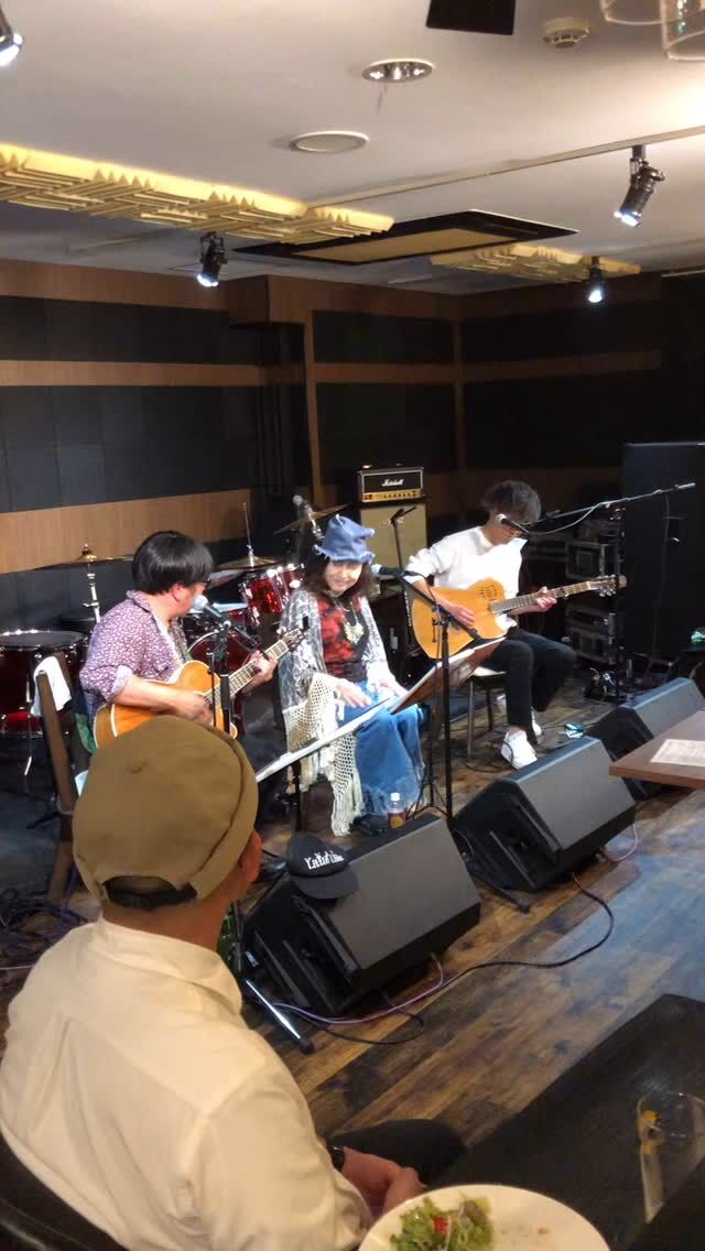 昨日の【knockin'on heaven's door】は満員御礼で、ベイビー♡ベイビーの最高な演奏を聴きながらお食事を楽しんでいただくという、 素敵な時間空間をお楽しみいただきました♪ このイベント始めて良かった😆 #ベイビー♡ベイビー#リトルリンダ #ハンバーグ #小さなハンバーグ屋 #heaven's